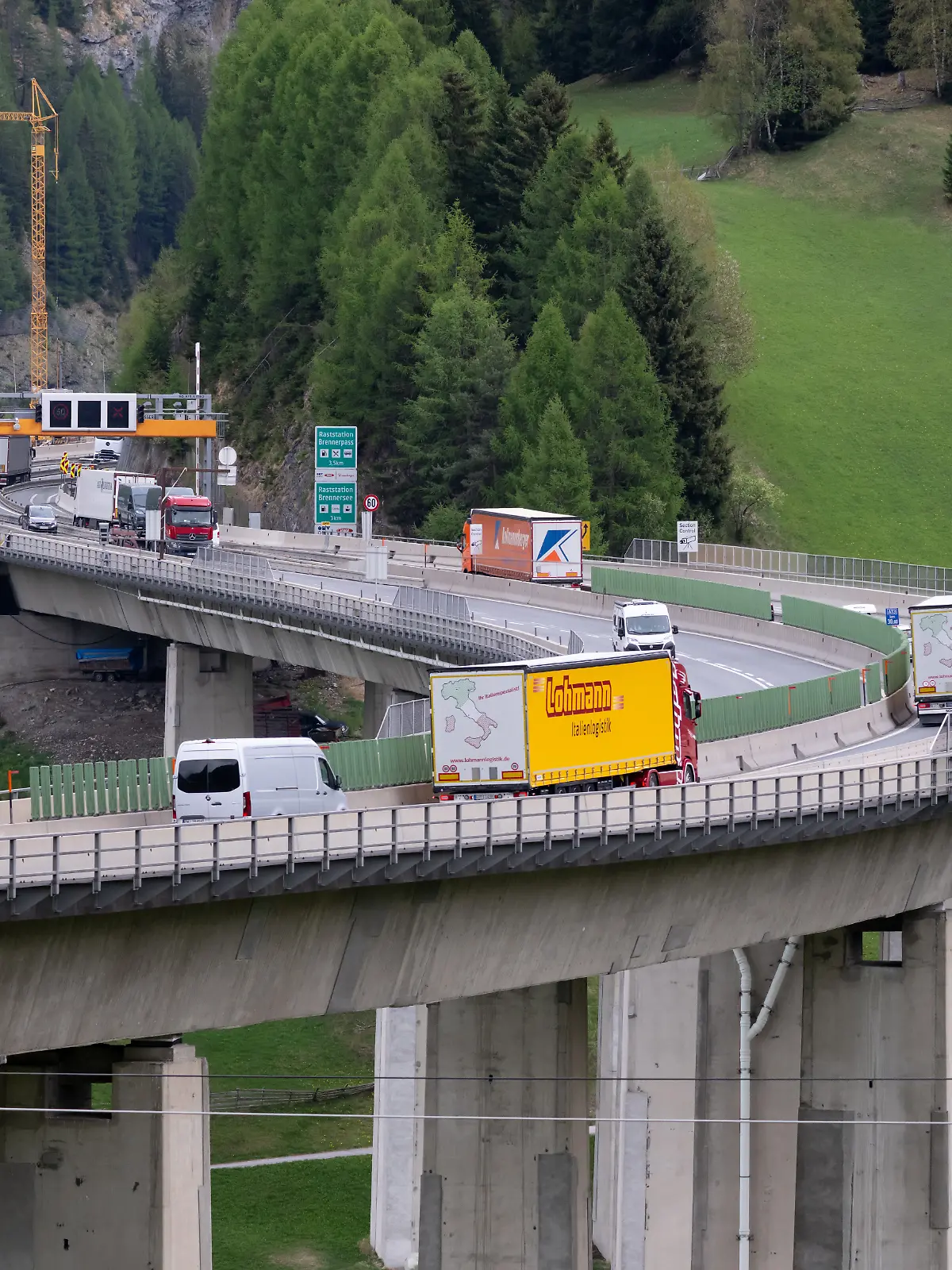 Autos und LKW fahren über den Brenner (Brennerautobahn A13). Aufgrund einer Demonstration soll am 30.05.2026 von 11.00 bis 19.00 Uhr eine Totalsperre der Brennerautobahn A13 sowie der Brennerstraße (B182) und der Ellbögener Straße (L38) eingerichtet werden.