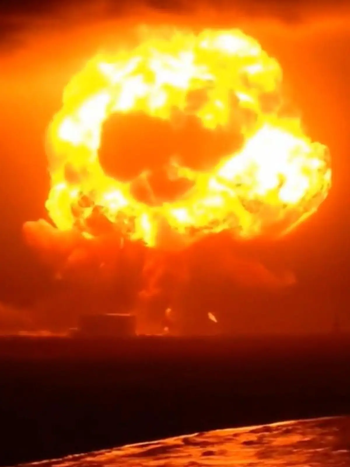 Bild zu: "Bezos-Rakete explodiert in riesigem Feuerball"