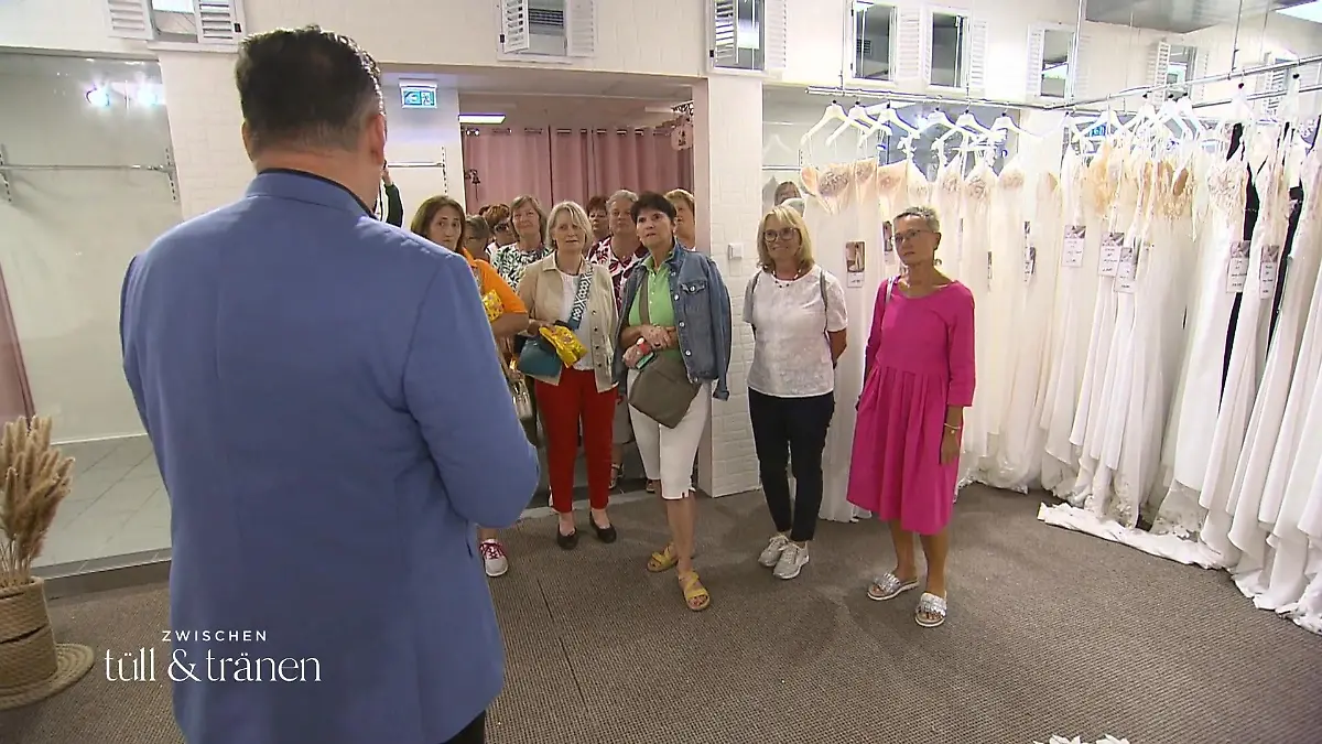 35 Frauen stürmen Uwe Herrmanns Laden Dresden im Ausnahmezustand