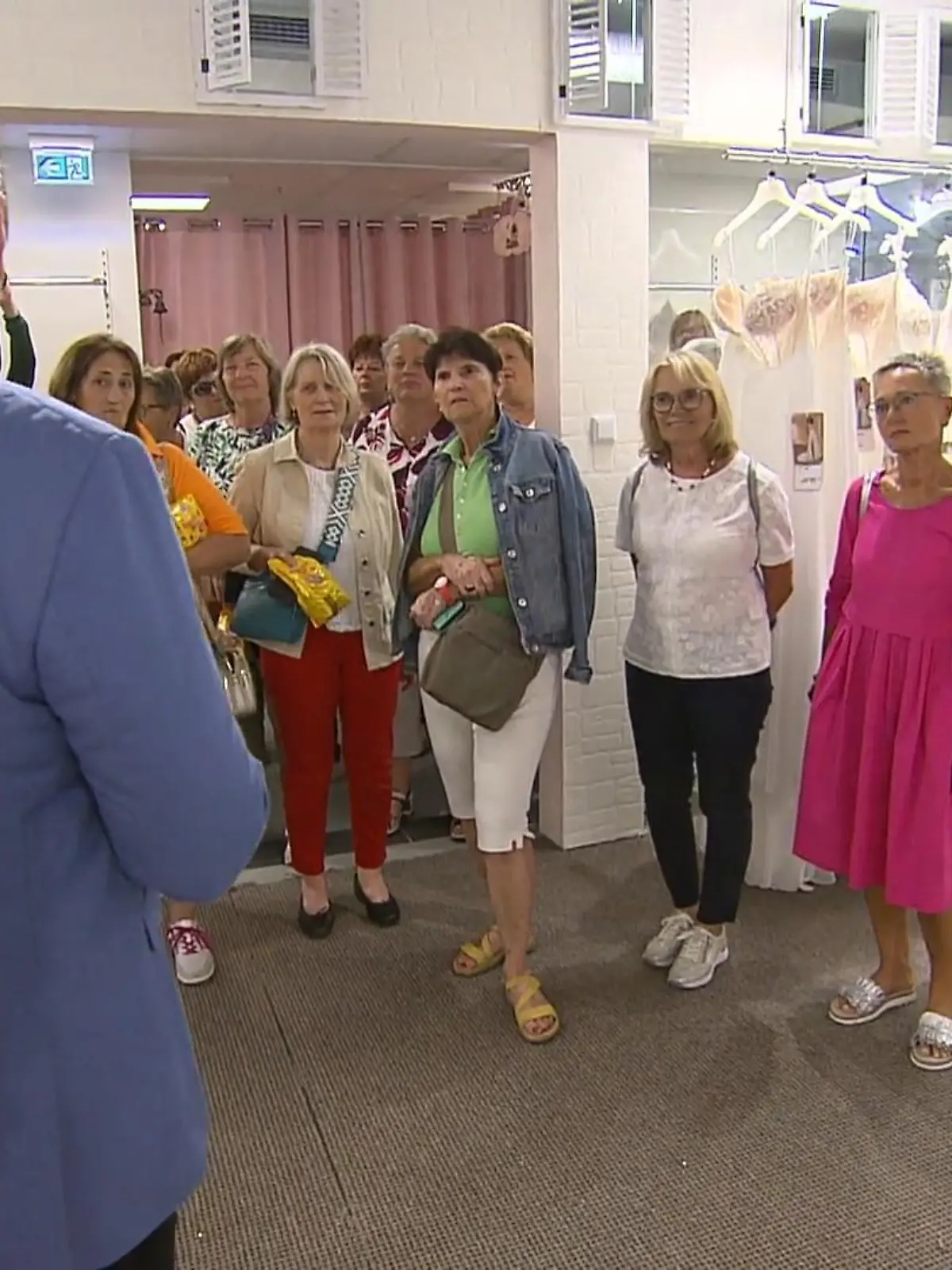 Bild zu: "35 Frauen stürmen Uwe Herrmanns Laden"