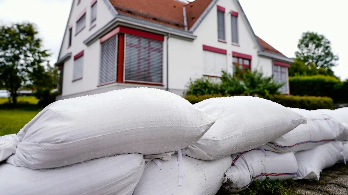 08.07.2021, Baden-Württemberg, Karlsbad: Sandsäcke liegen in einem Wohngebiet im Ortsteil Langensteinbach vor einem Wohnhaus. Karlsbad wurde in den letzten Wochen mehrmals durch Überflutungen getroffen. (zu dpa: "Was tun gegen Starkregen? Kommunen in der Regenfalle") Foto: Uwe Anspach/dpa +++ dpa-Bildfunk +++