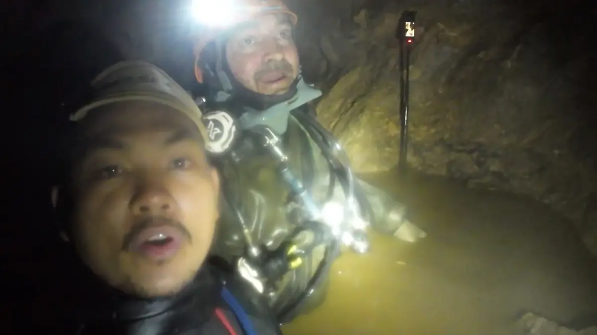Dieses Bild aus dem von Benz Norrased Palasing Seascout Diving zur Verfügung gestellten Video zeigt Retter bei der Suche nach in einer überfluteten Höhle vermissten Goldsuchern. +++ dpa-Bildfunk +++