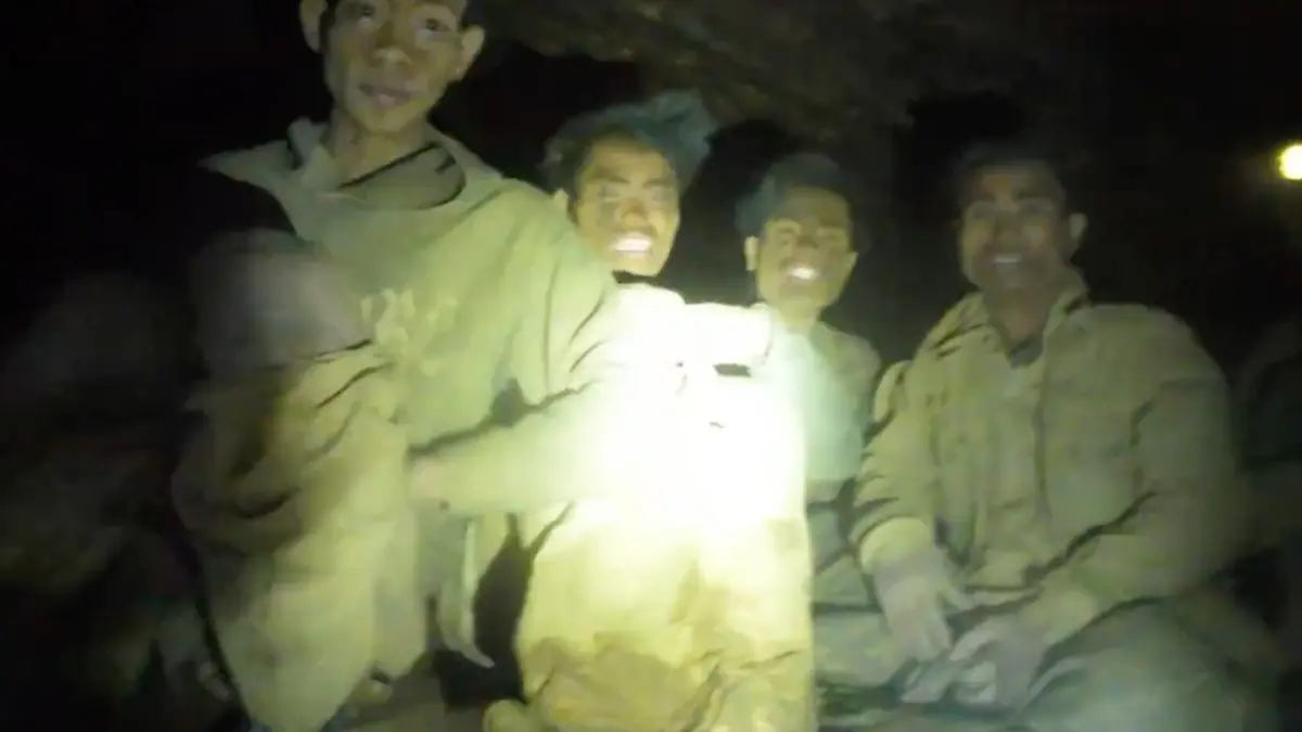 Dieses Bild aus dem von Benz Norrased Palasing Seascout Diving zur Verfügung gestellten Video zeigt die Goldsucher, die in einer überfluteten Höhle in der Provinz Xaisomboun eingeschlossen und gefunden wurden. +++ dpa-Bildfunk +++