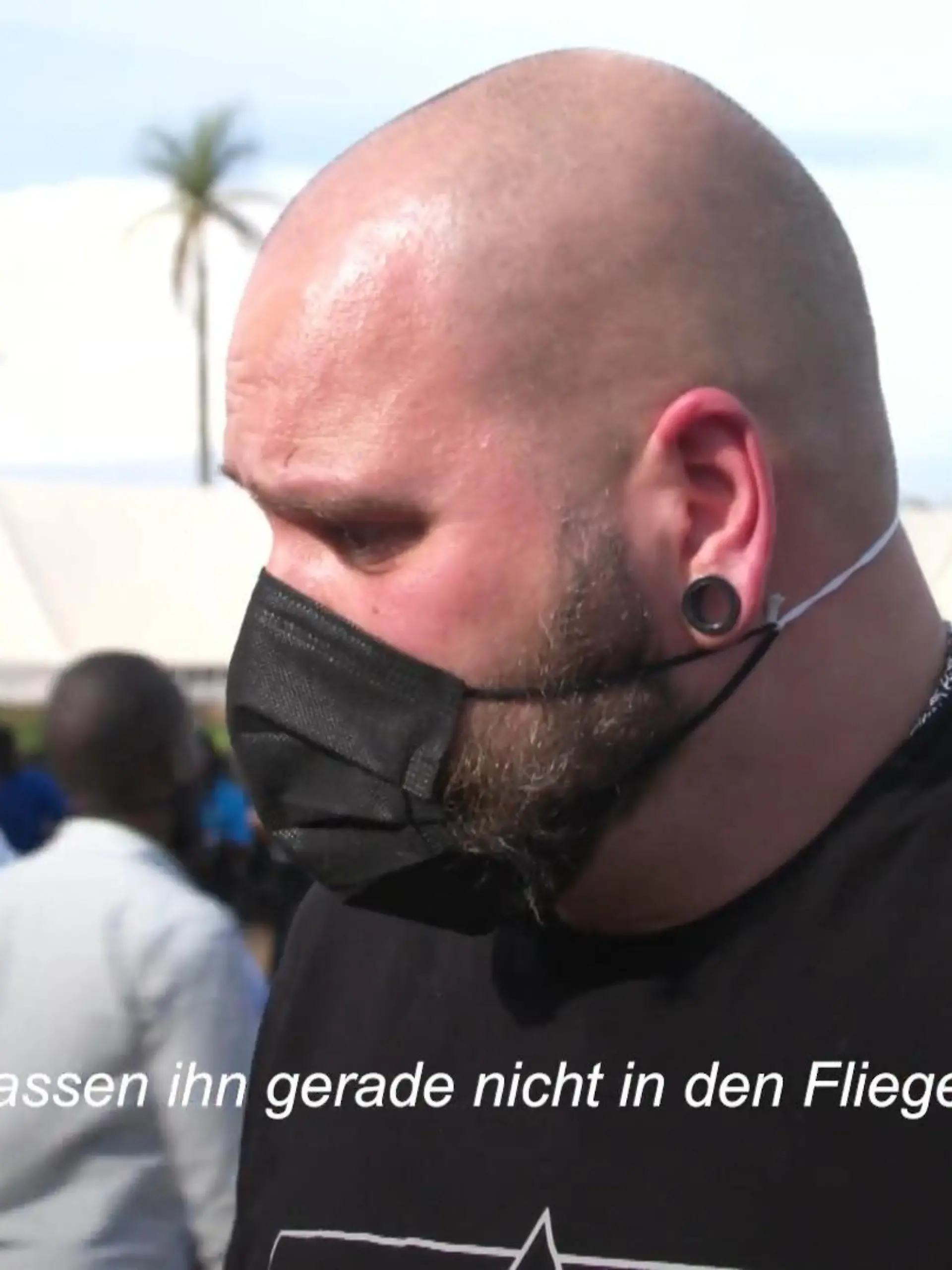 Bild zu: "Romans Bruder droht die Hochzeit in Uganda zu verpassen"