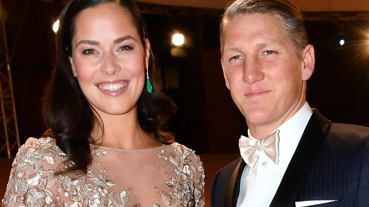 ARCHIV - 17.11.2016, Berlin: Fußballspieler Bastian Schweinsteiger und seine Frau Ana Ivanovic kommen zur Bambi-Verleihung. (zu dpa «Ivanovic postet neues Baby-Foto» vom 22.03.2018) Foto: Jens Kalaene/dpa-Zentralbild/dpa +++ dpa-Bildfunk +++