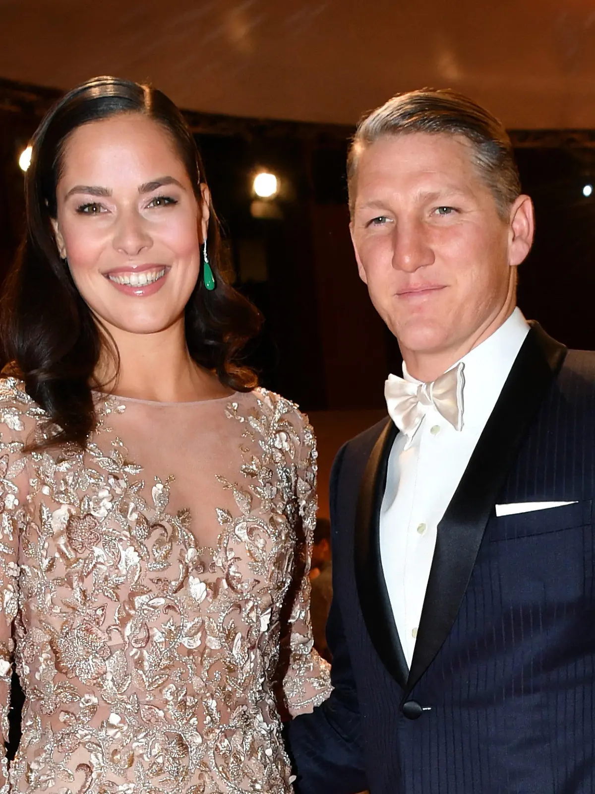 ARCHIV - 17.11.2016, Berlin: Fußballspieler Bastian Schweinsteiger und seine Frau Ana Ivanovic kommen zur Bambi-Verleihung. (zu dpa «Ivanovic postet neues Baby-Foto» vom 22.03.2018) Foto: Jens Kalaene/dpa-Zentralbild/dpa +++ dpa-Bildfunk +++
