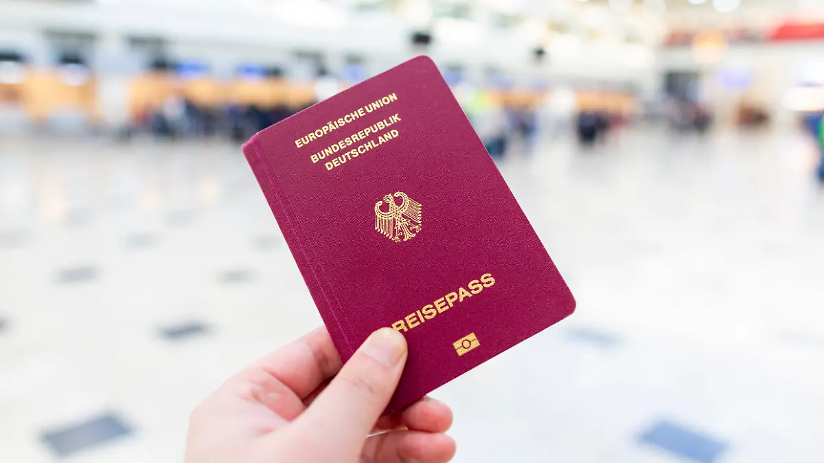 Reisepass in der Hand am Flughafen