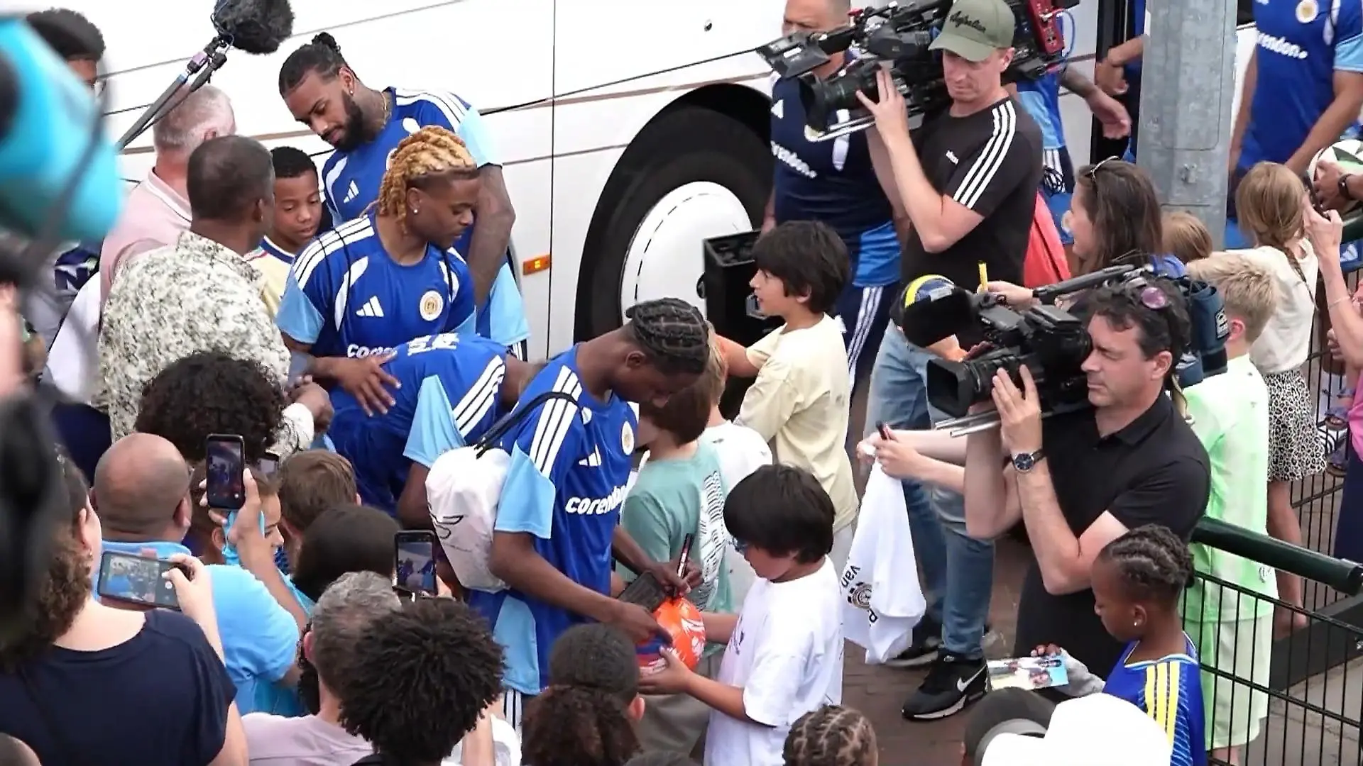 Kleinstes Land der WM-Geschichte! Dieser Fußball-Zwerg will das DFB-Team ärgern Curaçao ist unser erster Gegner