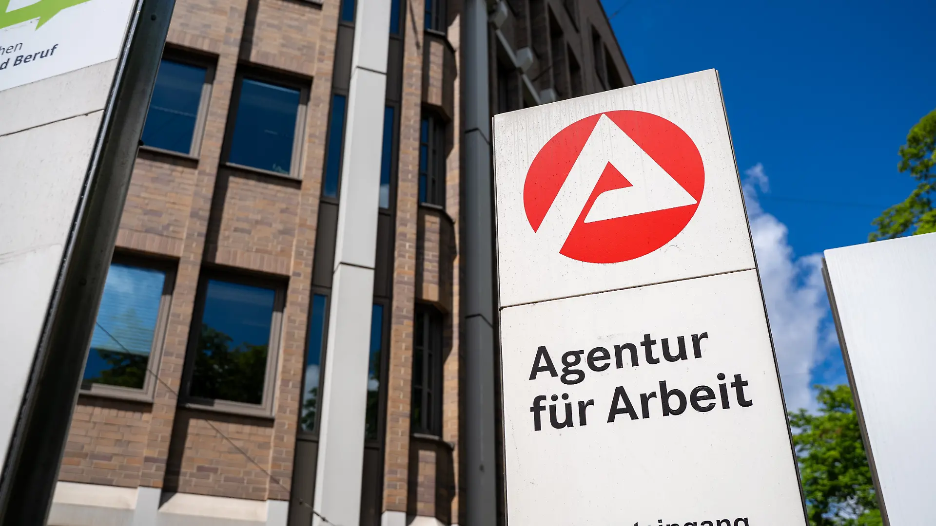 Symbolbild: Logo der Agentur fuer Arbeit, 20.05.2026 Das Logo der Bundesagentur fuer Arbeit an einem Gebaeude in der Landeshauptstadt Muenchen. Foto: DZBA/Jonas Lohrmann