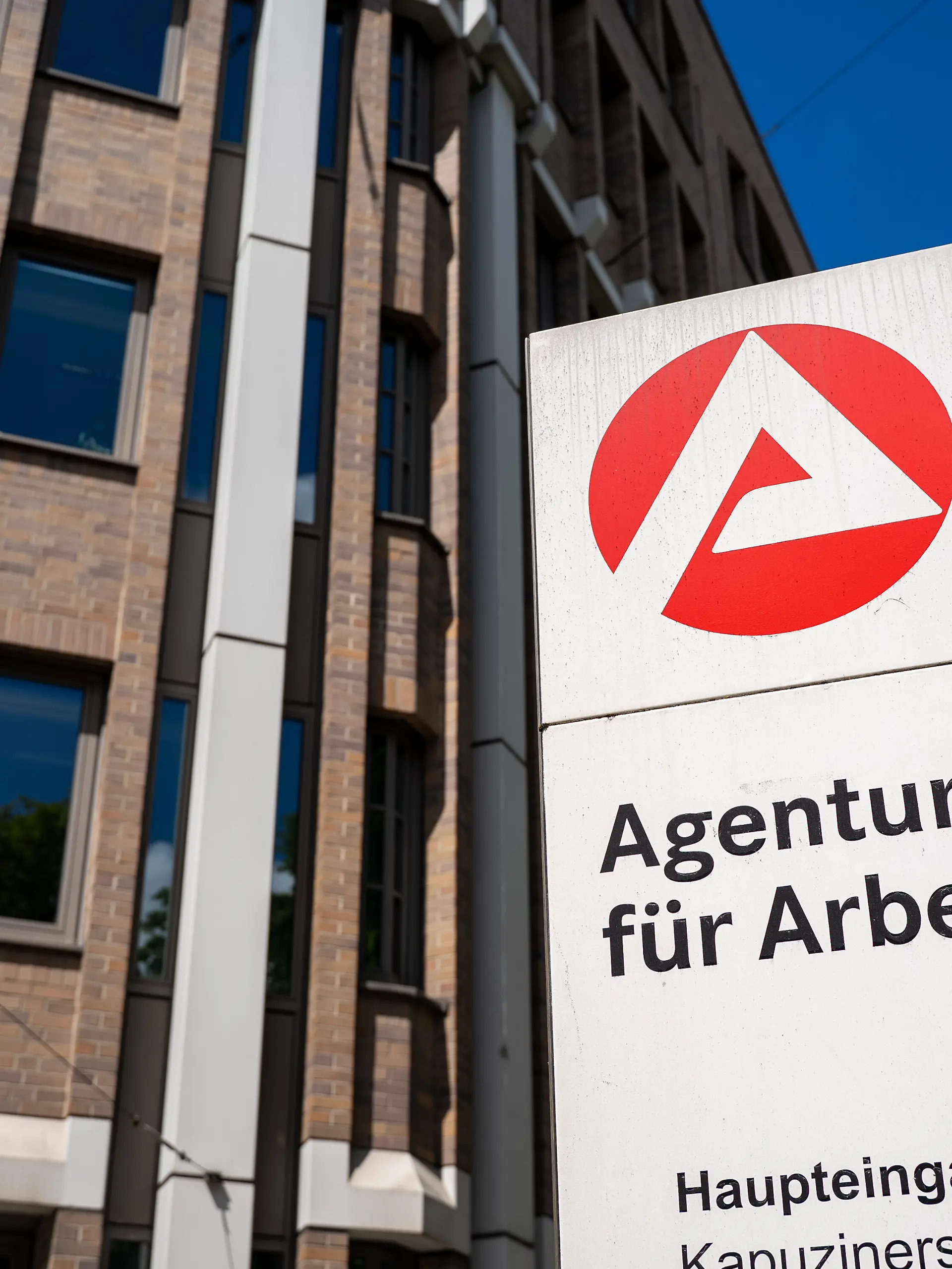 Symbolbild: Logo der Agentur fuer Arbeit, 20.05.2026 Das Logo der Bundesagentur fuer Arbeit an einem Gebaeude in der Landeshauptstadt Muenchen. Foto: DZBA/Jonas Lohrmann