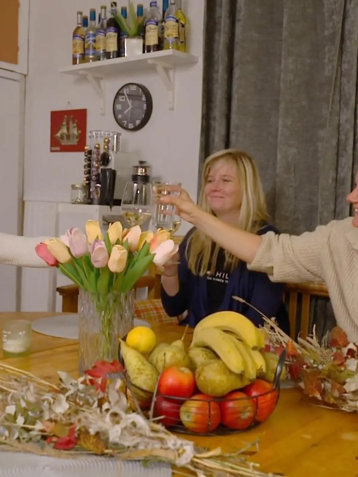 Bild zu: "Florian genießt den ersten Abend mit Pia und Leonie"
