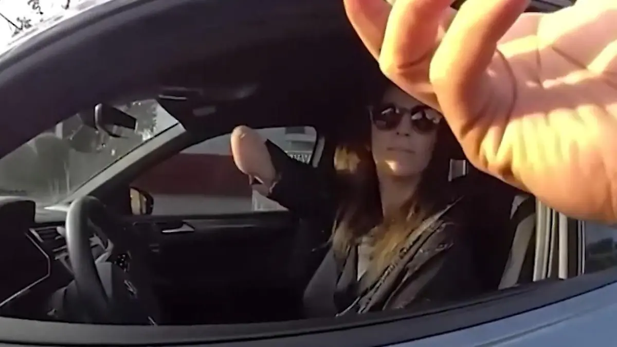 Falsche Handy-Vorwürfe gegen einarmige Autofahrerin – Polizei macht Rückzieher! Doch nicht vor Gericht