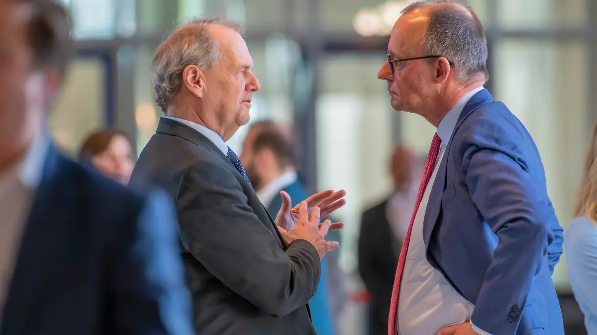 EUR, Deutschland, Berlin: 05.03.2026: Bundeskanzler Friedrich Merz (CDU) im Gespräch mit dem Abgeordneten Fritz Güntzler (CDU) im Foyer des Deutschen Bundestag. Termin 62. Sitzung des Bundestag mit namentlicher Abstimmung.