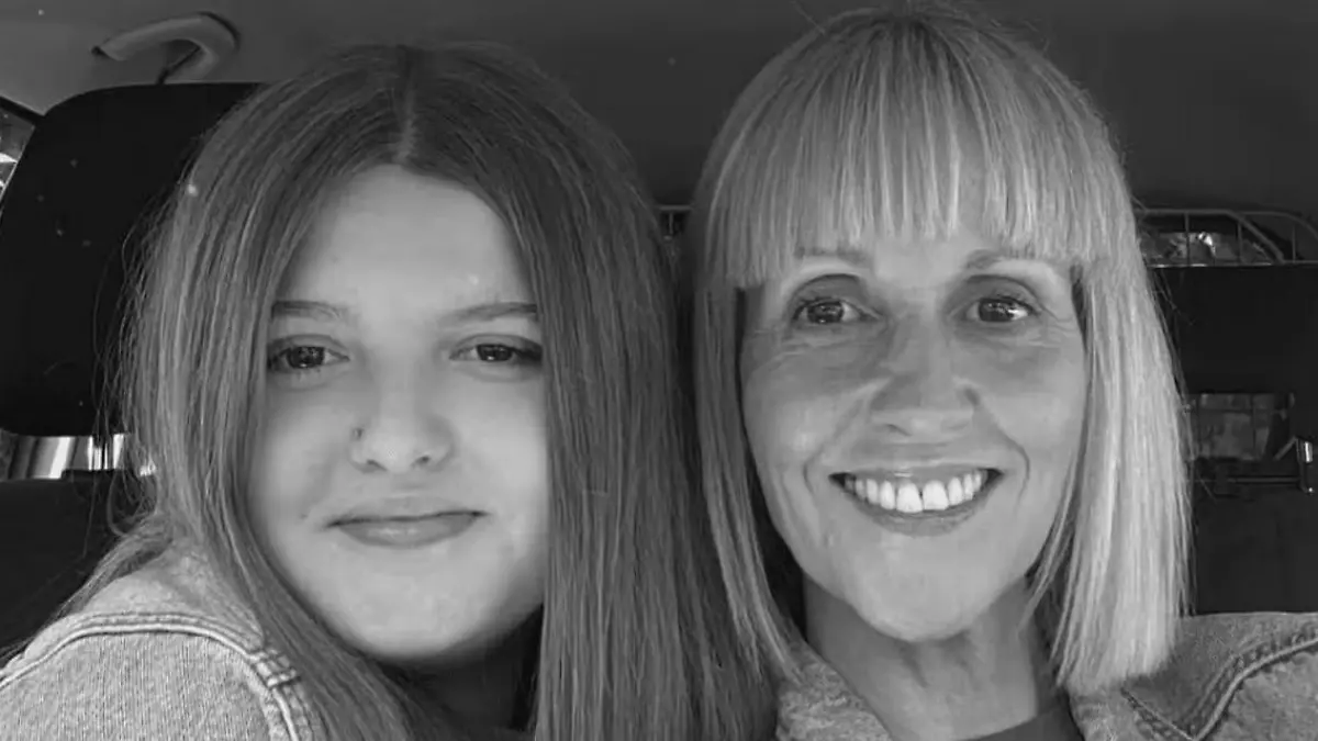 Grace (links) und ihre Mutter Sarah sterben in den Wellen an Englands Küste