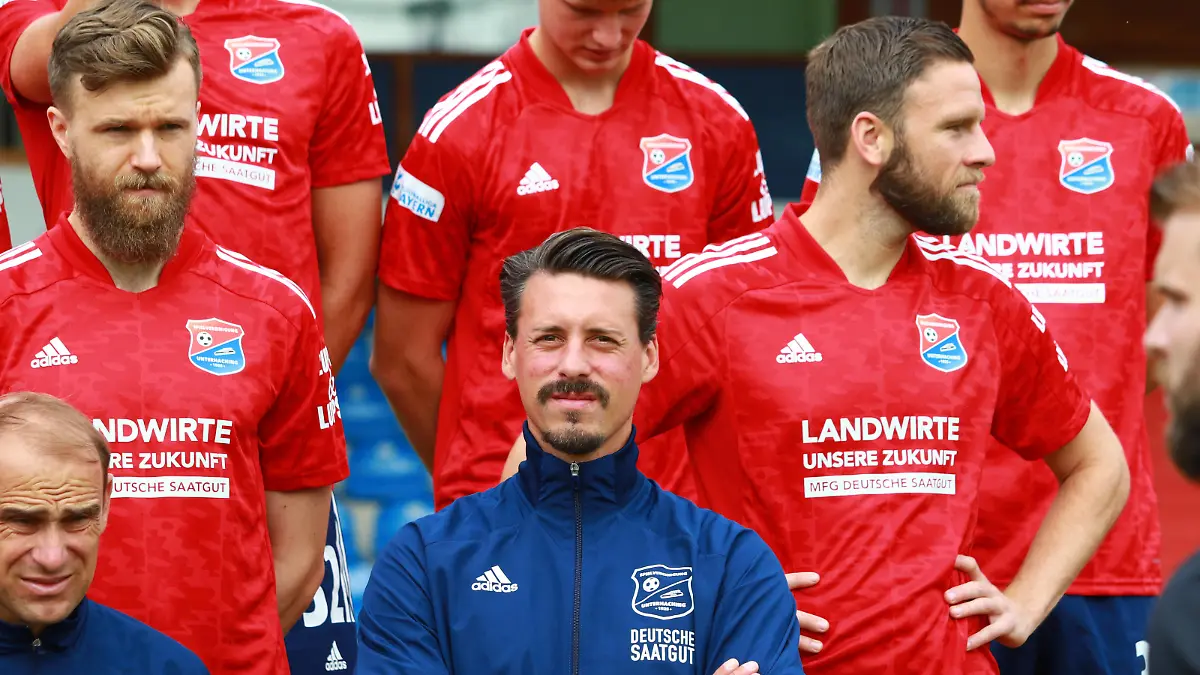 Trainer Sandro Wagner, Dominik Stahl, re., Stephan Hain li., Co-Trainer Robert Lechleiter, Mannschaft / Fussball, Regionalliga Bayern, SpVgg Unterhaching, Mannschaftsfoto, Portrait, am 13.07.2021 FOTO: Mladen Lackovic *** Coach Sandro Wagner, Dominik Stahl, r , Stephan Hain li , Co coach Robert Lechleiter, team football, Regionalliga Bayern, SpVgg Unterhaching, team photo, portrait, on 13 07 2021 PHOTO Mladen Lackovic
