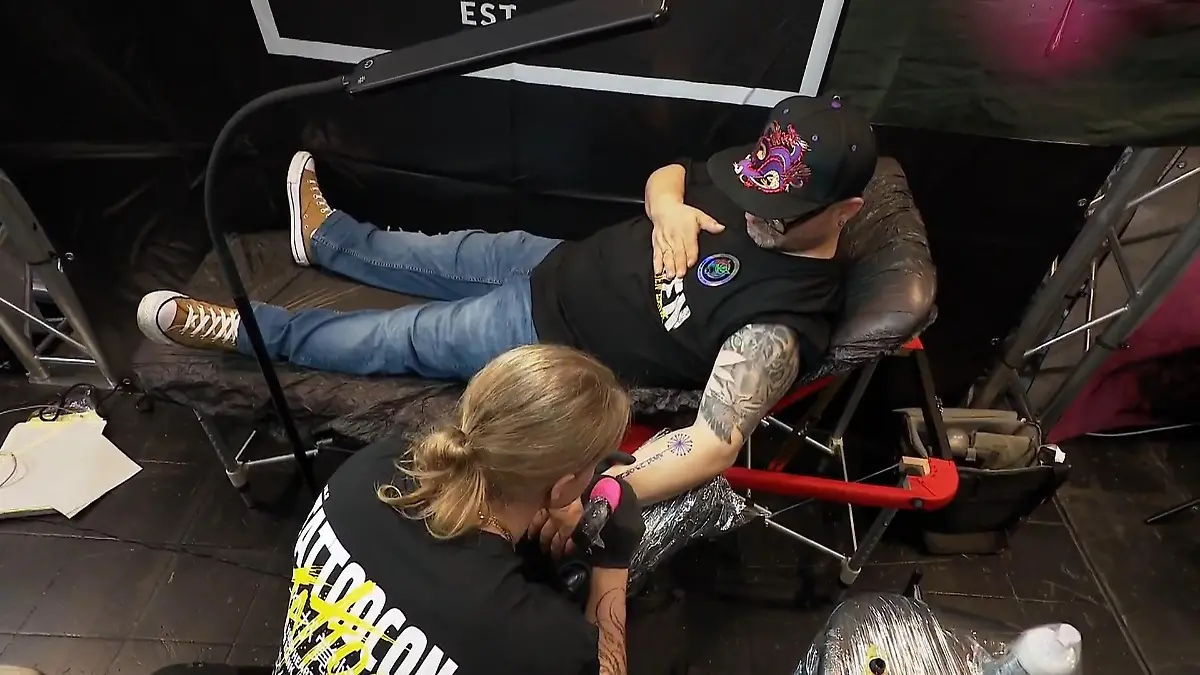 Opa sticht sich Tattoo gegen das Vergessen Messe in Dortmund
