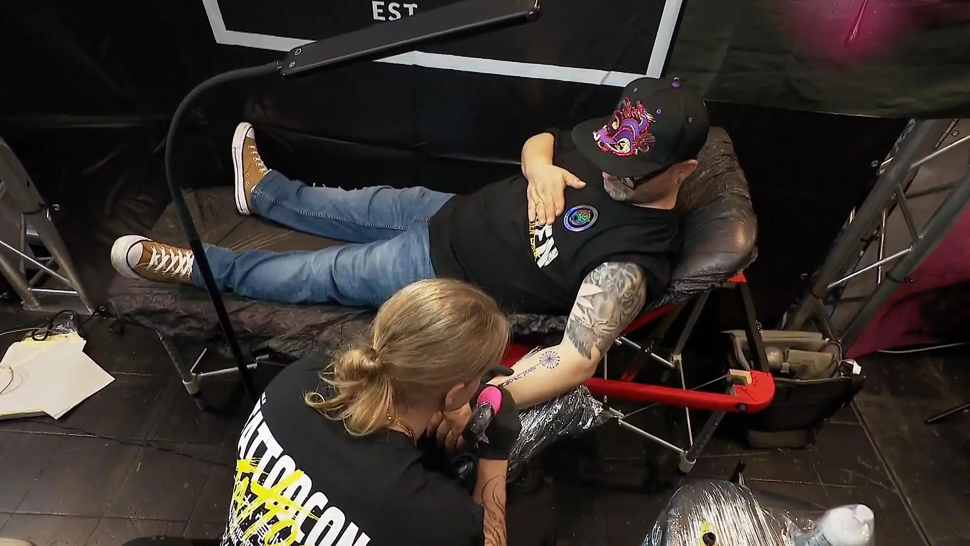 Opa sticht sich Tattoo gegen das Vergessen Messe in Dortmund