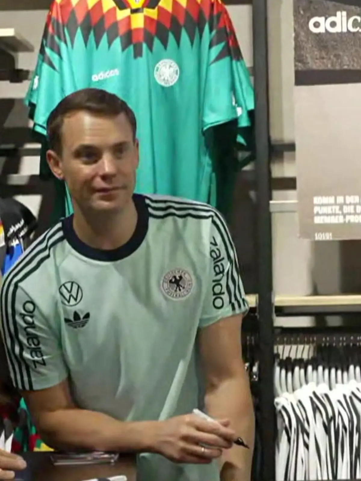 Bild zu: "Mega-Ansturm bei Autogrammstunde! 1.000 Fans wollen Manuel Neuer sehen"