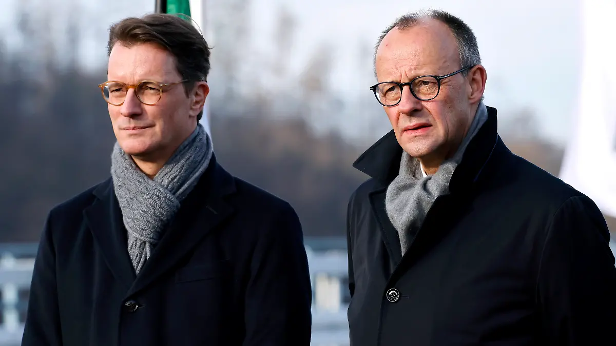 NRW-Ministerpräsident Hendrik Wüst (CDU) und Bundeskanzler Friedrich Merz (CDU) bei der Eröffnung der Rahmedetalbrücke auf der A45 für den Verkehr. Die Brücke bildet ein Bindeglied in der Sauerlandlinie und musste nach einer Sprengung 2023 erneuert werden. Lüdenscheid, 22.12.2025
