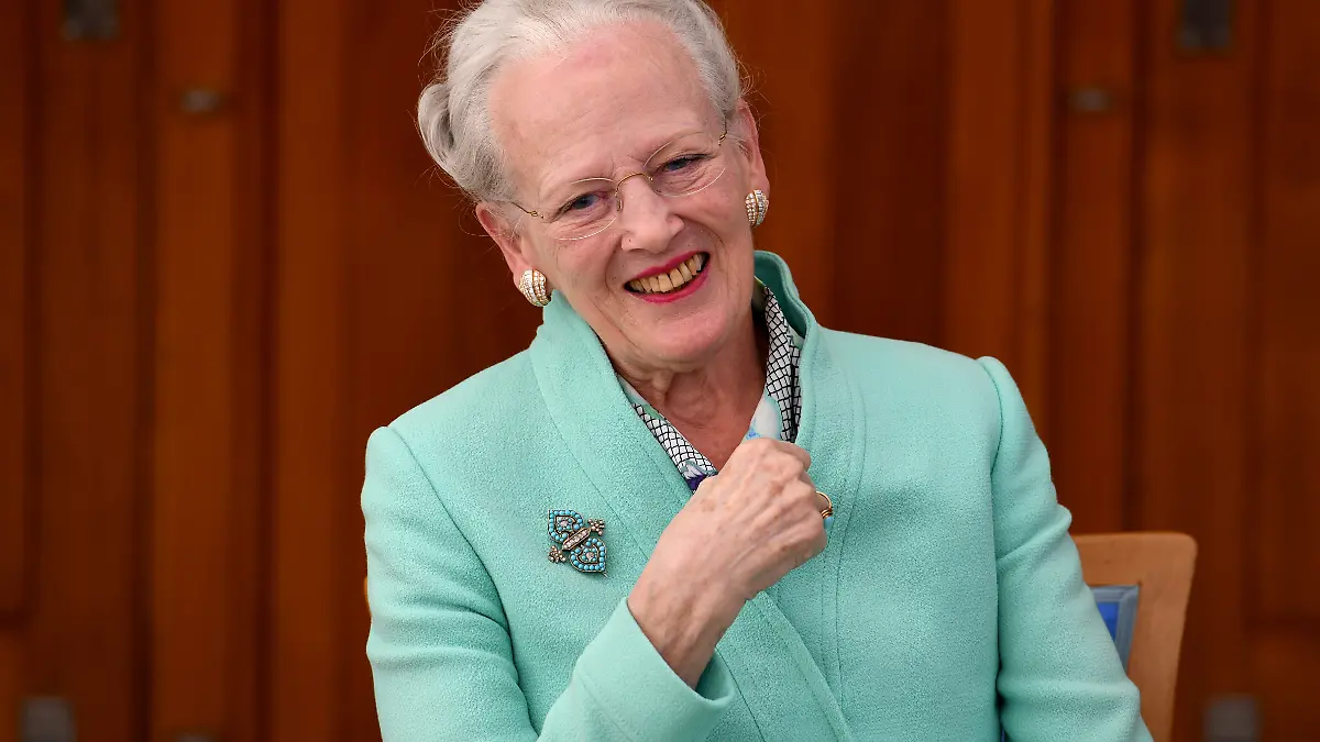 Dänemarks Königin Margrethe II gibt auf der königlichen Yacht "Dannebrog" eine Pressekonferenz. Sie wird noch bis Freitag Schleswig-Holstein besuchen. Dänemark wertet den Besuch als Auftakt zu den 100-Jahr-Feierlichkeiten zur Grenzziehung per Volksabstimmung im Jahr 2020.