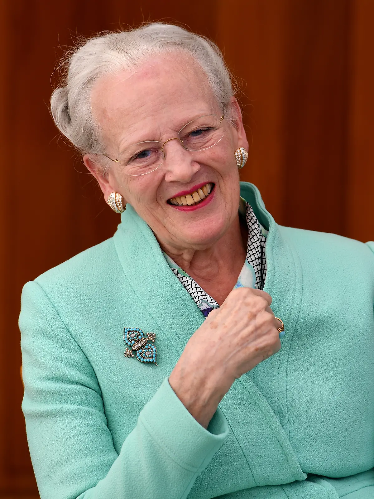 Dänemarks Königin Margrethe II gibt auf der königlichen Yacht "Dannebrog" eine Pressekonferenz. Sie wird noch bis Freitag Schleswig-Holstein besuchen. Dänemark wertet den Besuch als Auftakt zu den 100-Jahr-Feierlichkeiten zur Grenzziehung per Volksabstimmung im Jahr 2020.