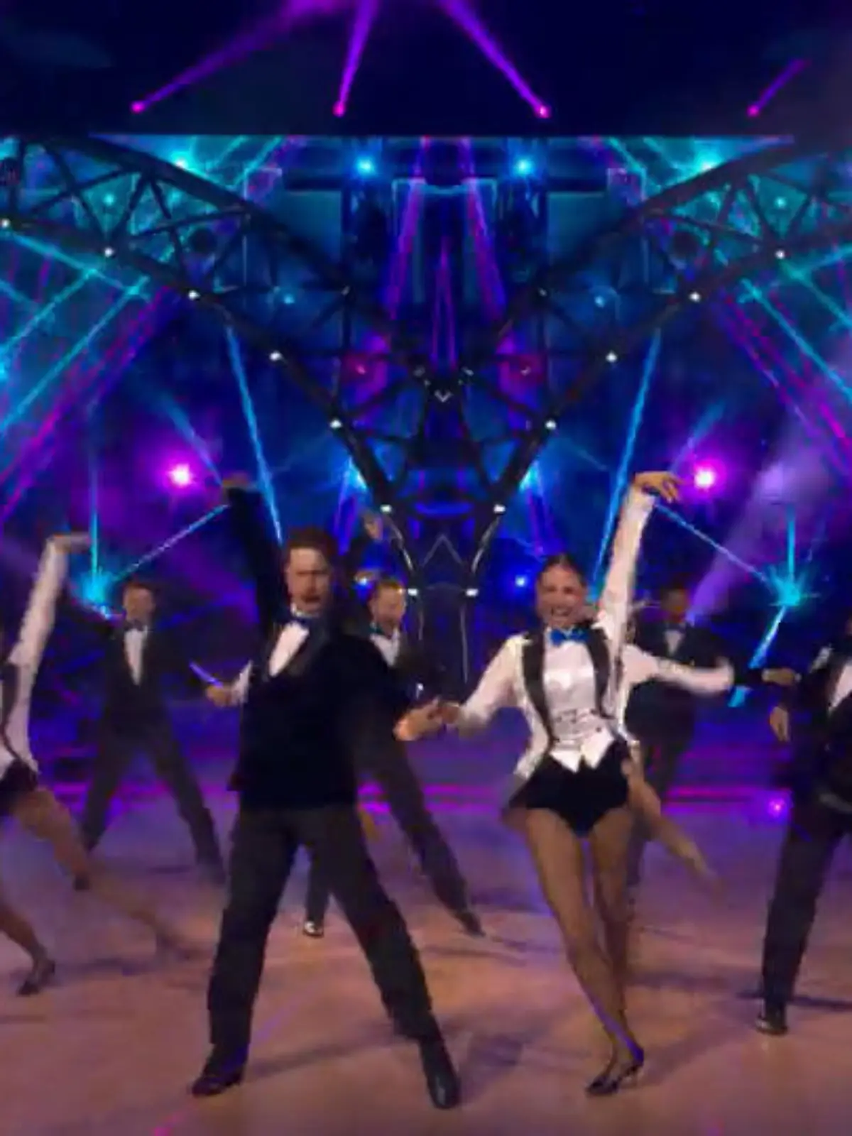 Bild zu: "Glitzer und Feuerwerk: Die Show startet imposant und mit Power"