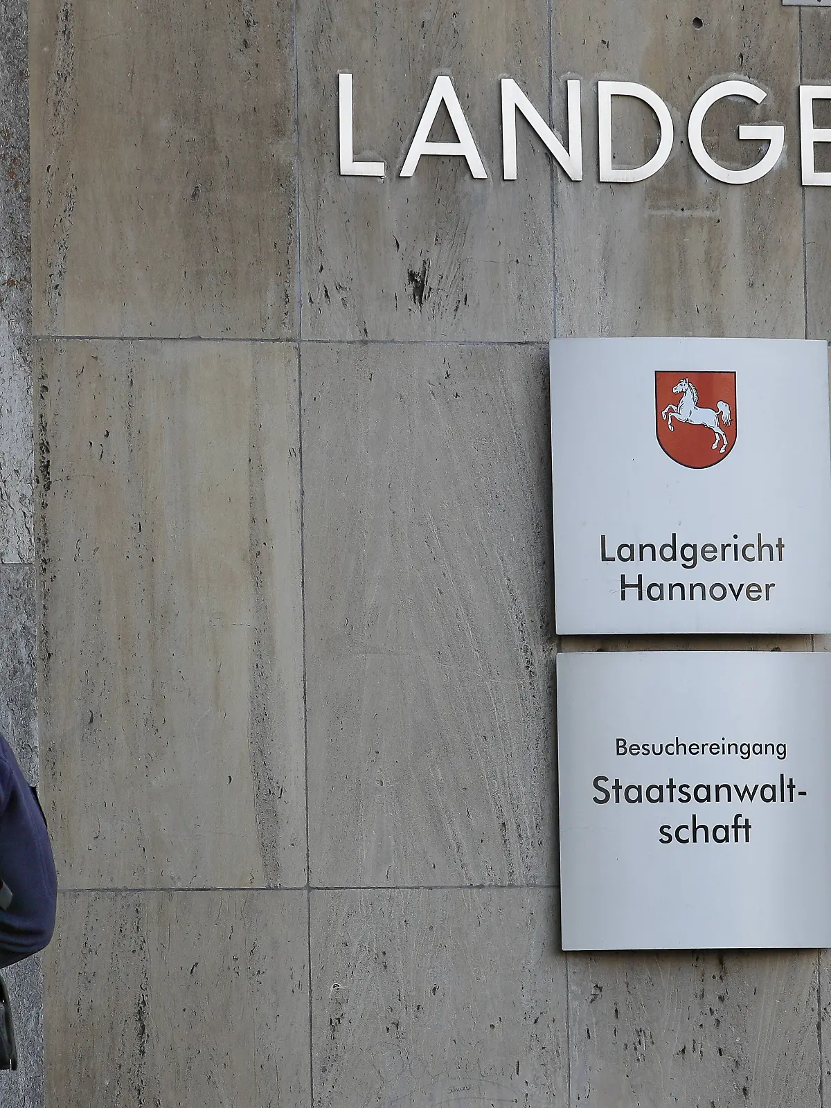 Niedersachsen, Hannover, 96 vor Gericht: Wie geht es weiter im Streit zwischen Verein und Martin Kind, Die Abberufung von Martin Kind als Geschäftsführer der Profiabteilung von Hannover 96 durch den Vorstand des Muttervereins wird heute vor dem Landgericht Hannover weiterverhandelt . Symbolfoto Landgericht, Justiz, *** Lower Saxony, Hannover, 96 in court What happens next in the dispute between the club and Martin Kind, The dismissal of Martin Kind as managing director of the professional department of Hannover 96 by the board of the parent club will be heard further today in the Regional Court of Hannover symbol photo Regional Court, Justice, 