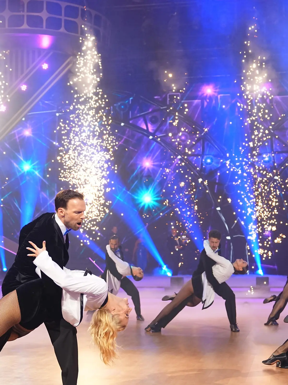 Bild zu: "Episches Opening der „Let’s Dance“-Profis mit den Finalisten"