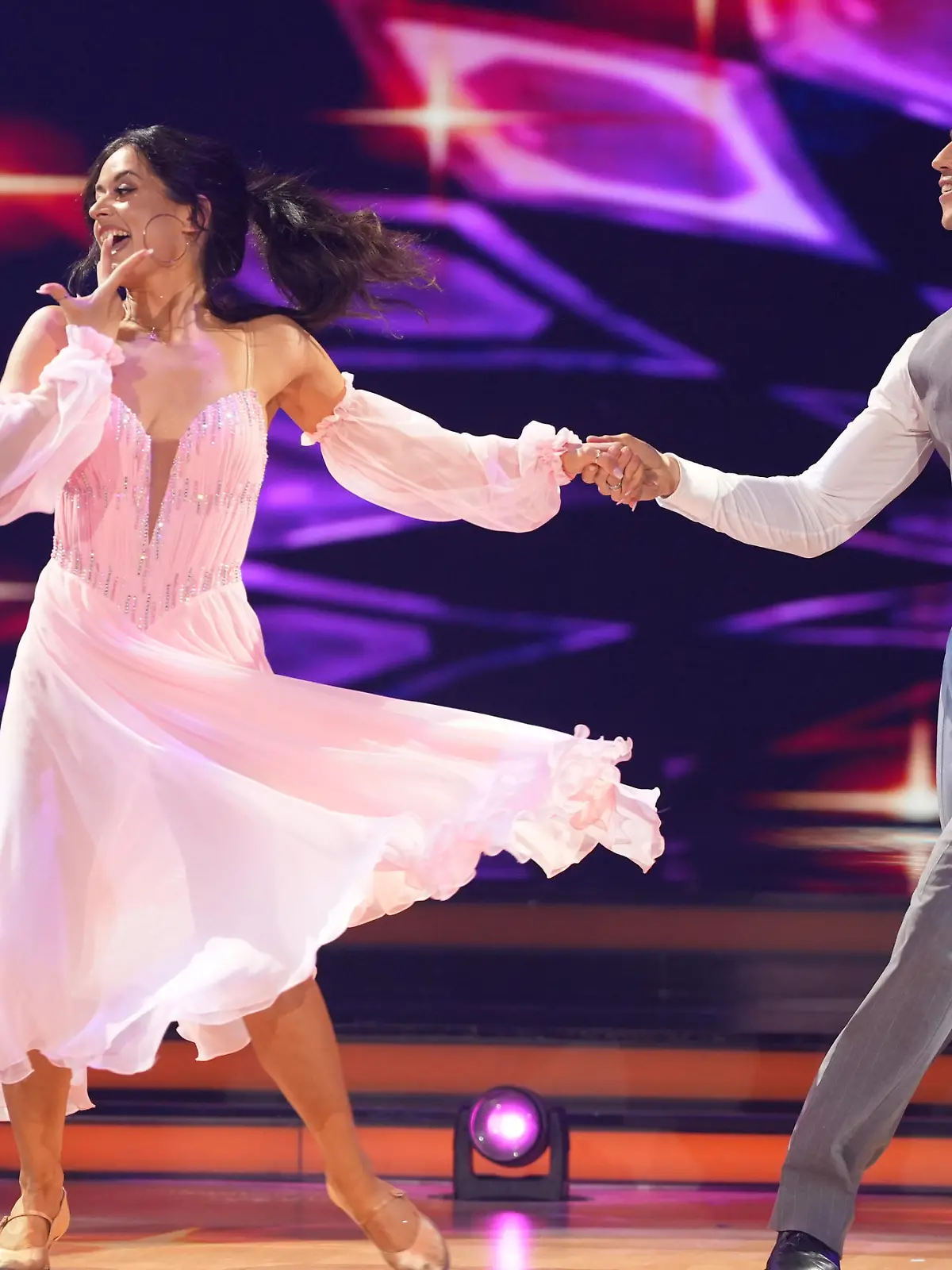 Bild zu: "Joel Mattli und Malika Dzumaev begeistern im „Let’s Dance“-Finale mit ihrem Quickstep"