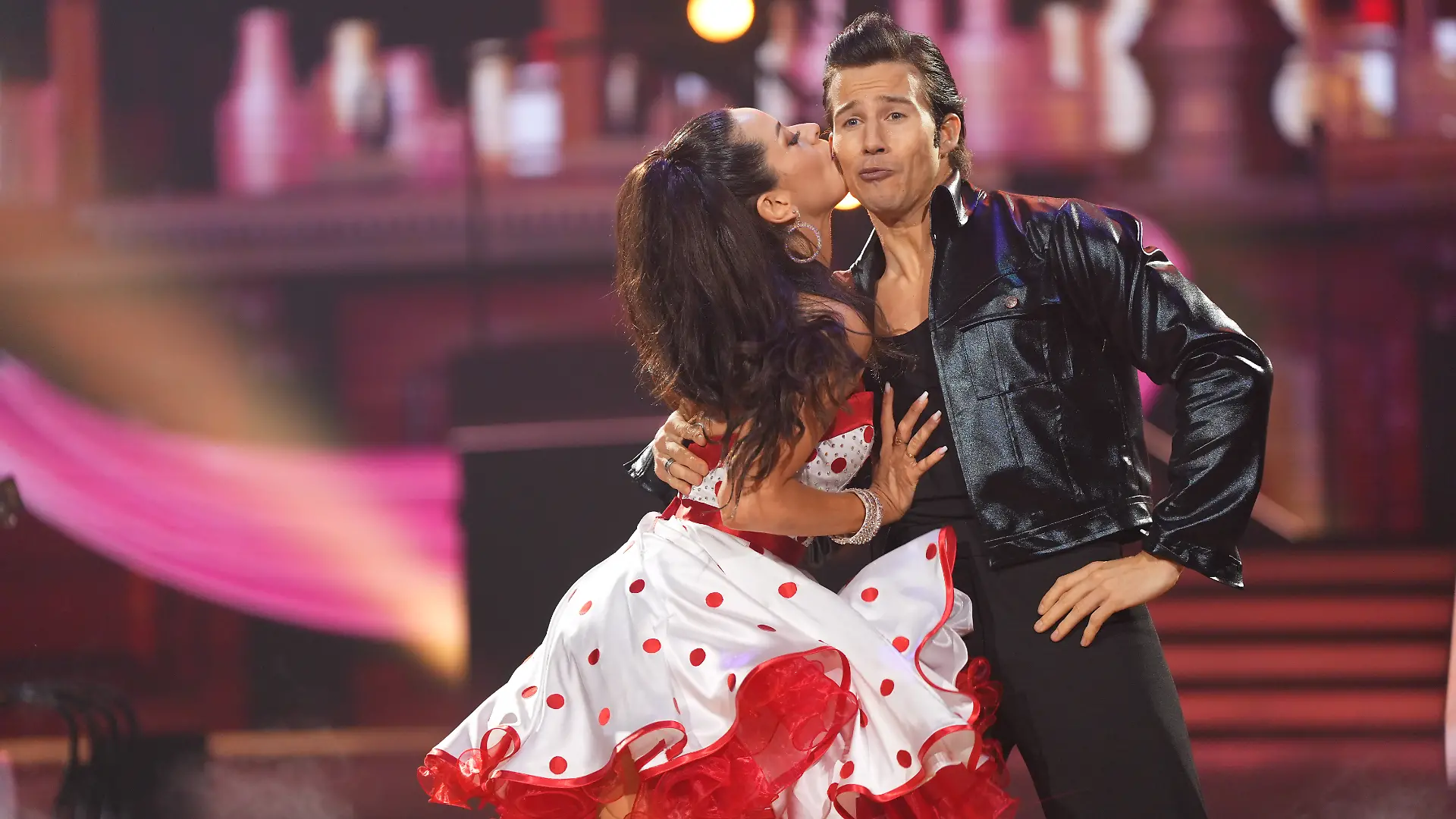Joel Mattli und Malika Dzumaev widmen ihren letzten Tanz ganz dem King of Rock ’n’ Roll. Beim Final Freestyle zum Thema „Elvis“ legen sie ein energiegeladenes Song-Medley aufs Parkett – und holen 27 Punkte.