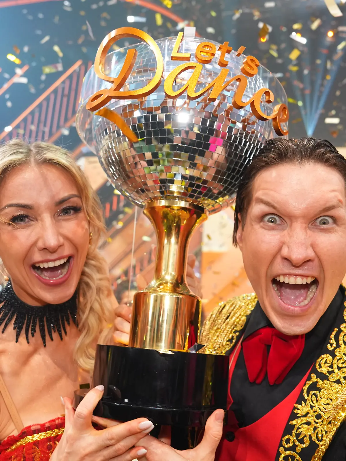 Anna-Carina Woitschack ist „Dancing Star“! Gemeinsam mit Evgeny Vinokurov tanzt sie sich im großen „Let’s Dance“-Finale ganz nach oben und holt den Sieg.