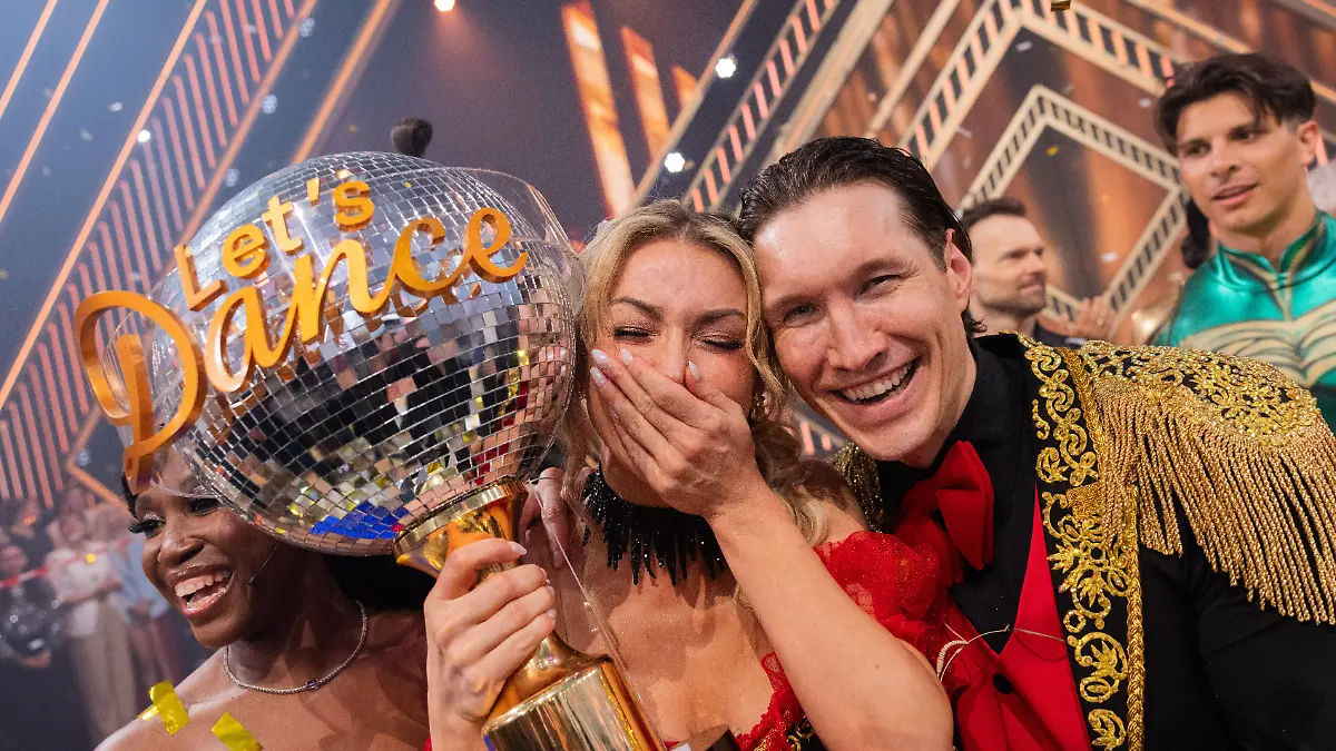 Anna-Carina Woitschack, Sängerin, und Evgeny Vinokurov, Profitänzer, freuen sich im Finale der RTL-Tanzshow „Let's Dance“ im Coloneum über den Sieg.