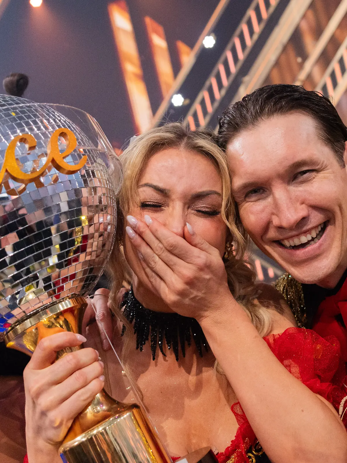Anna-Carina Woitschack, Sängerin, und Evgeny Vinokurov, Profitänzer, freuen sich im Finale der RTL-Tanzshow „Let's Dance“ im Coloneum über den Sieg.