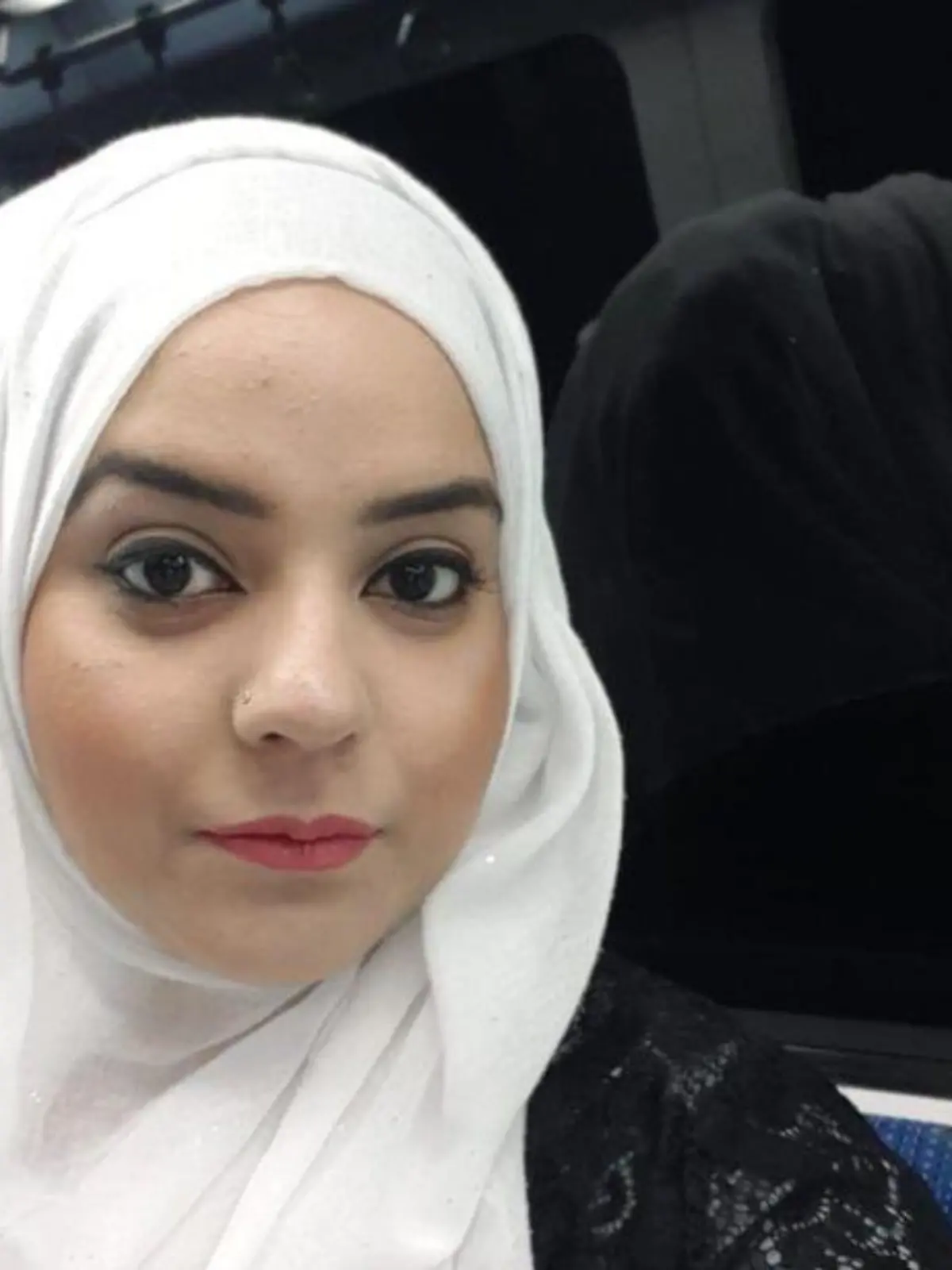 Die 31-jährige Amna Bibi macht ein Foto von sich selbst.