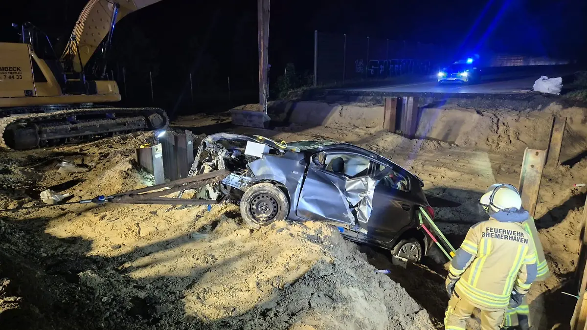 Schreckmoment mitten in der Nacht auf der A27 bei Bremerhaven. Ein 54-Jähriger fährt in eine abgesperrte Baustelle und stürzt mit seinem Wagen mehrere Meter tief.