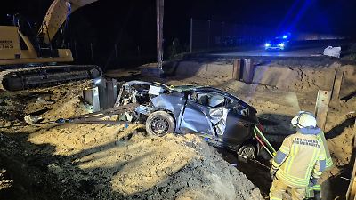 A27 bei Bremerhaven: Auto stürzt in Baugrube