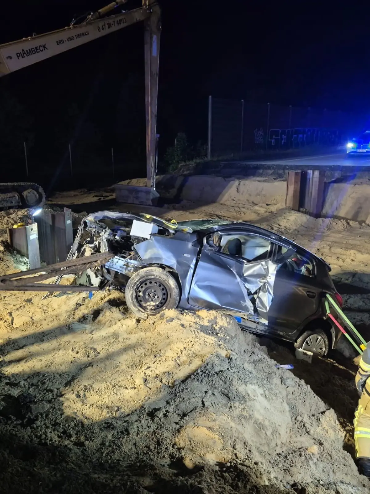 Bild zu: "Drama auf der Autobahn! Wagen stürzt in Baugrube"