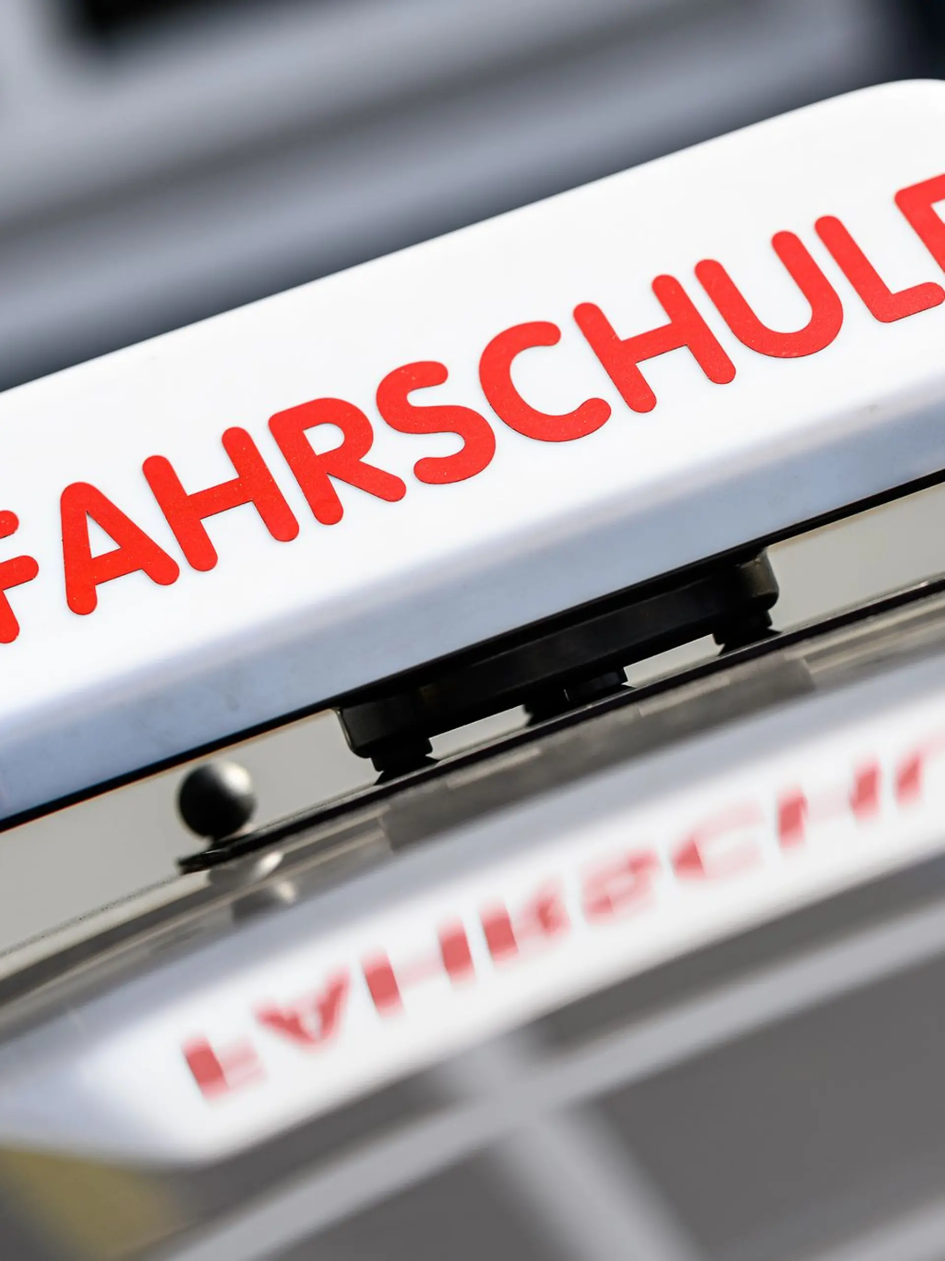 Bild zu: "Emmi (16) stirbt bei Unfall in der Fahrstunde"