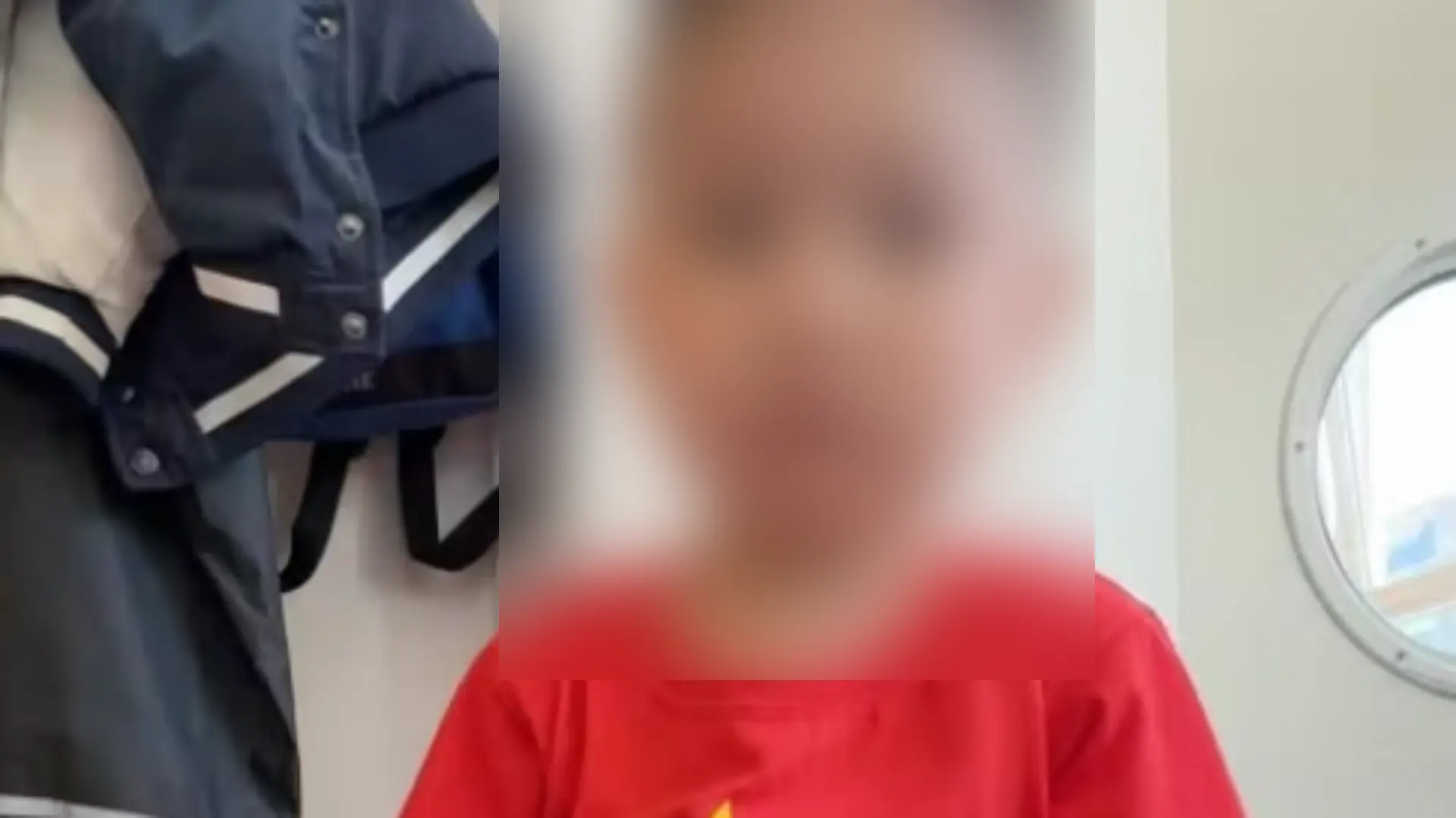 Mit der Veröffentlichung eines Fotos bittet die Polizei Berlin um Mithilfe bei der Suche nach dem zweijährigen Alex.