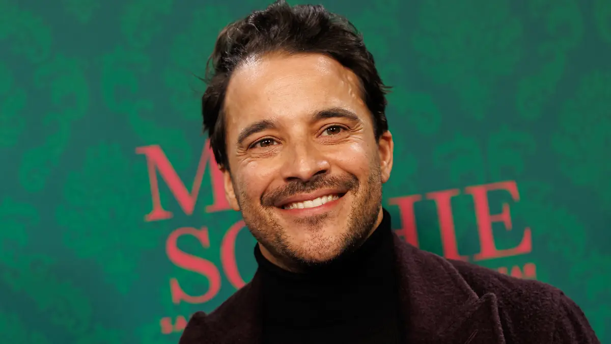 Kostja Ullmann bei der Premiere zur Serie „Miss Sophie – Same Procedure As Every Year” im Dezember 2025 in Berlin.
