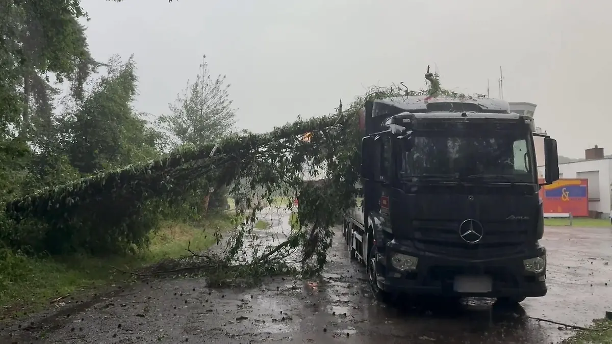 Gewitter, Starkregen und Hagel! Heftige Unwetter wüten im Westen Deutschlands Sturmböen von bis 100 km/h
