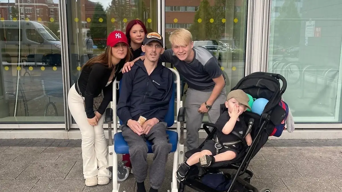 Joe in einem späteren Stadium seiner Krankheit mit seinen vier Kindern