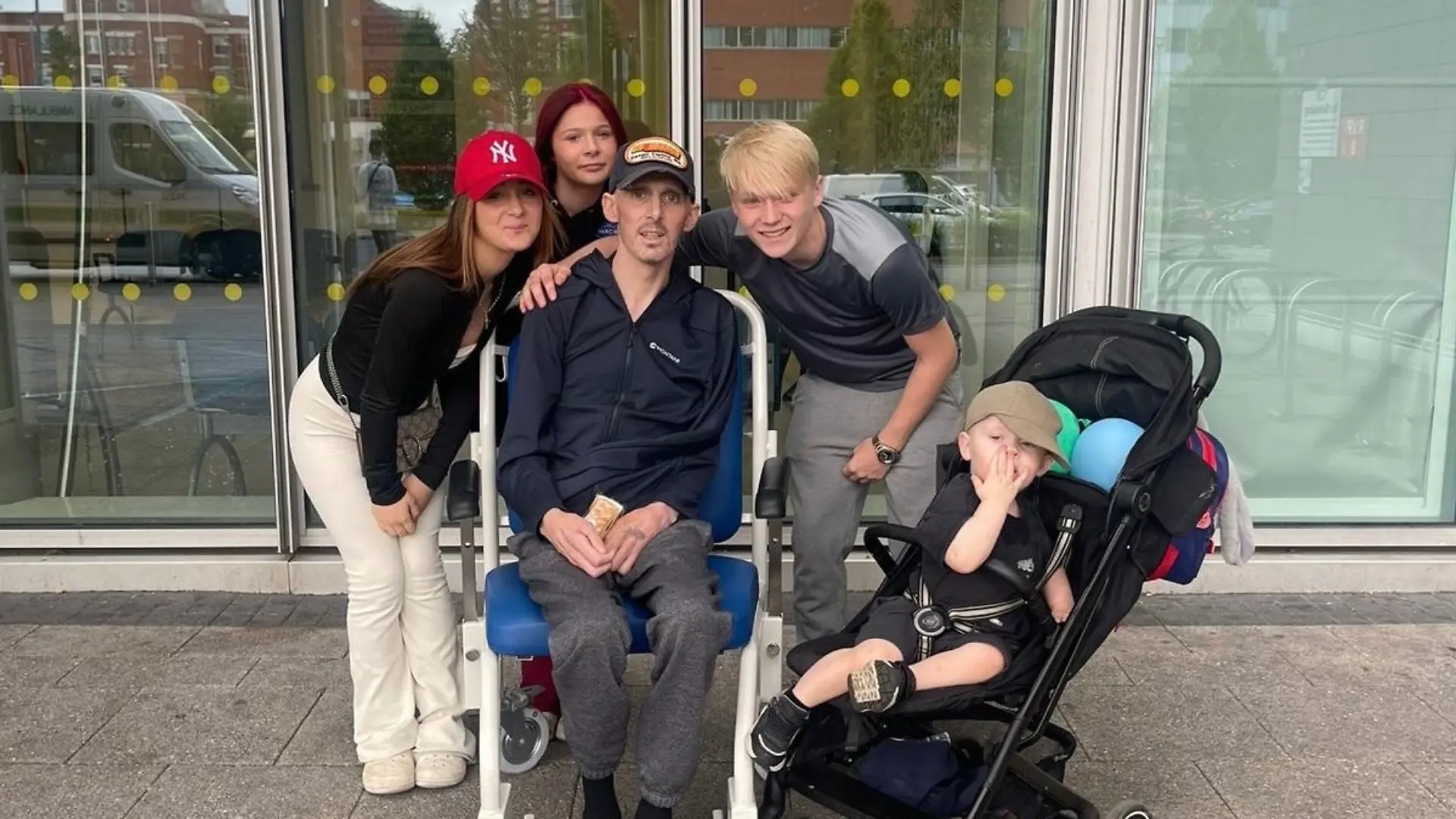 Joe in einem späteren Stadium seiner Krankheit mit seinen vier Kindern
