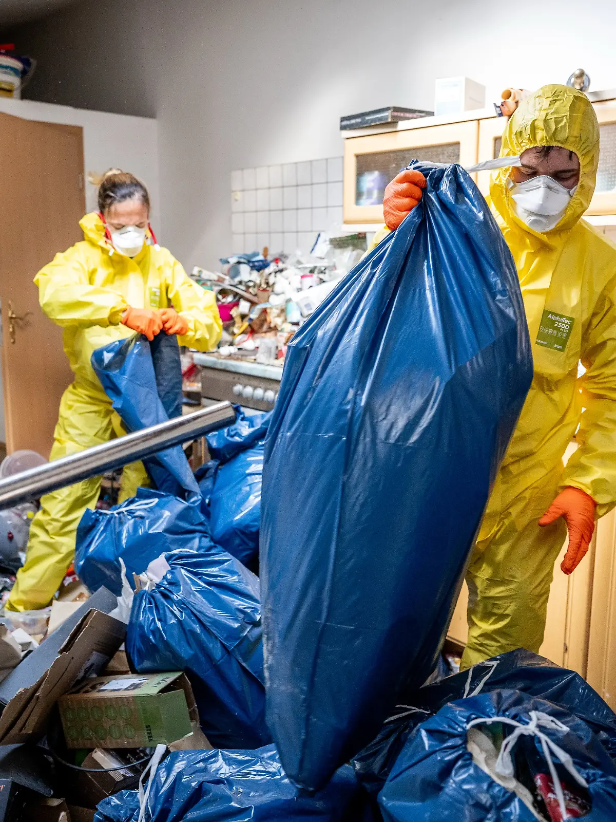 PRODUKTION - 19.05.2026, Thüringen, Ilmenau: Bozena Mazurkiewicz (l) und Kevin Lotze (r), in Schutzanzügen und mit FFP3-Masken ausgerüstet, bei der Reinigung der Wohnung. Sie reinigt mit ihrem Team eine Wohnung im Thüringer Wald am 19. Mai 2026. In der Wohnung wurde die verstorbene Bewohnerin aufgefunden. Die Firma Tatortreinigung Lotze führt die Reinigung von Tatorten, Unfallorten sowie stark kontaminierten Räumlichkeiten durch. (zu dpa: «Letzte Spuren - vom Alltag einer Tatortreinigerin») Foto: Jacob Schröter/dpa +++ dpa-Bildfunk +++