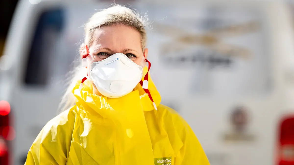 PRODUKTION - 19.05.2026, Thüringen, Ilmenau: Firmeninhaberin Bernadeta Lotze (47) in einem Schutzanzug und mit FFP3-Maske, bevor sie mit der Wohnungsreinigung im Thüringer Wald am 19. Mai 2026 beginnt. In der Wohnung wurde die verstorbene Bewohnerin aufgefunden. Die Firma Tatortreinigung Lotze führt die Reinigung von Tatorten, Unfallorten sowie stark kontaminierten Räumlichkeiten durch. (zu dpa: «Letzte Spuren - vom Alltag einer Tatortreinigerin») Foto: Jacob Schröter/dpa +++ dpa-Bildfunk +++