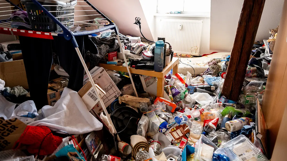 PRODUKTION - 19.05.2026, Thüringen, Ilmenau: Das Zimmer, in welchem die Bewohnerin gefunden wurde, vor Beginn der Reinigungsarbeiten. Die Tatortreiniger der Firma Lotze bei einer Wohnungsreinigung im Thüringer Wald am 19. Mai 2026. In der Wohnung wurde die verstorbene Bewohnerin aufgefunden. Die Firma Tatortreinigung Lotze führt die Reinigung von Tatorten, Unfallorten sowie stark kontaminierten Räumlichkeiten durch. (zu dpa: «Letzte Spuren - vom Alltag einer Tatortreinigerin») Foto: Jacob Schröter/dpa +++ dpa-Bildfunk +++