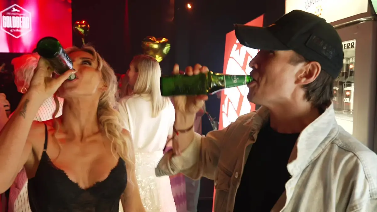 Cheers, auf den Sieg! Angekommen auf der Party stoßen Anna-Carina und Evgeny erstmal an.