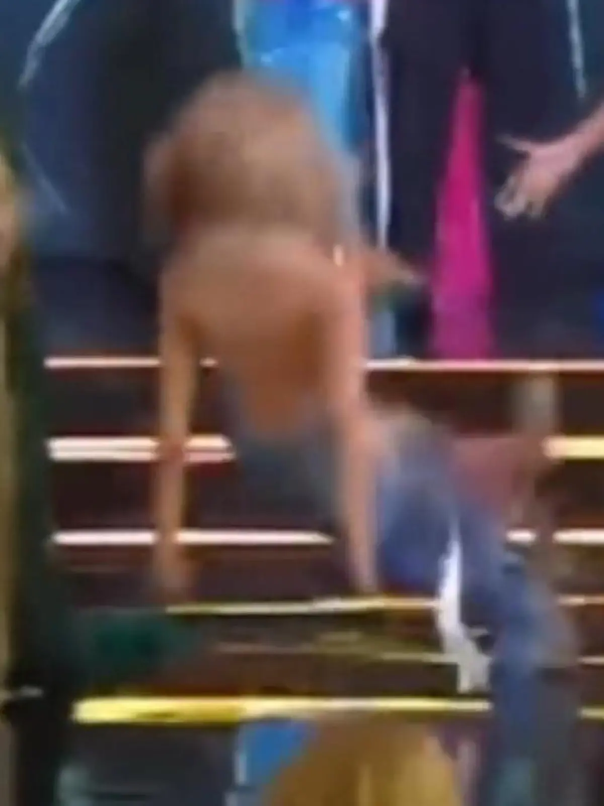 Bild zu: "Totalschaden in High Heels! Miss Brasilien haut es mitten auf der Bühne um"