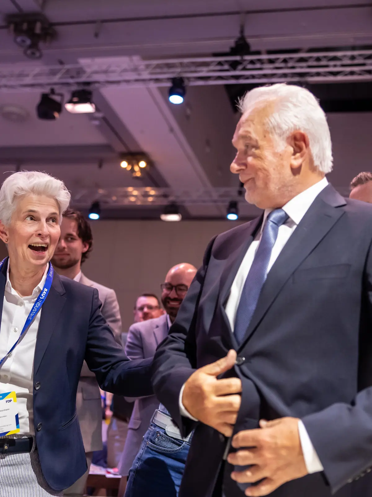 Wolfgang Kubicki, neu gewählter Parteivorsitzender der FDP, nimmt die Gratulation von Marie- Agnes Strack- Zimmermann entgegen nach der Wahl beim FDP Bundesparteitag. +++ dpa-Bildfunk +++