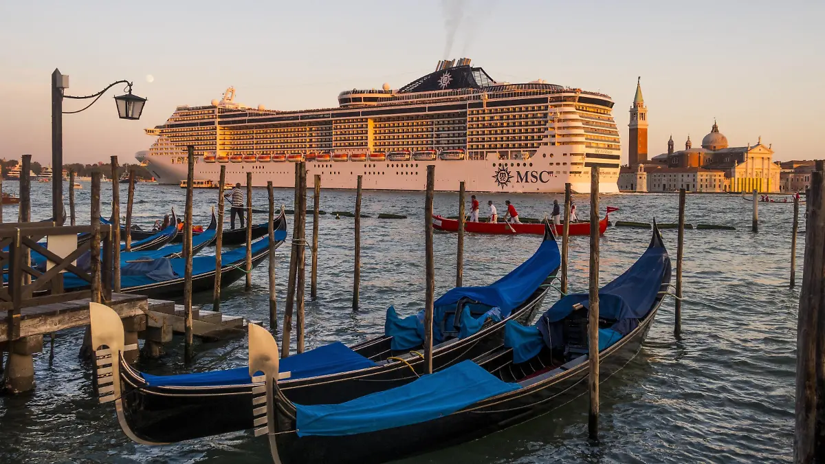 MSC Fantasia, Kreuzfahrtschiff in der Lagune von Venedig, Italien, Venetien, Venedig Copyright: xKTHx ALLIT847680